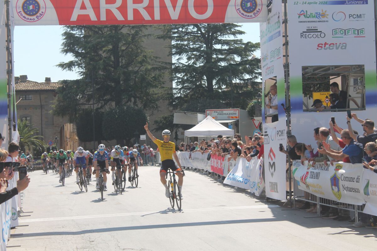 4 maggio Giro d'Abruzzo Juniores 12042024 Cepagatti - arrivo magnagnotti (1)