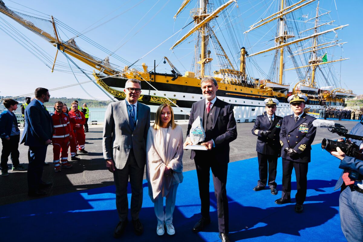 Il Presidente del Consiglio Giorgia Meloni, Marco Marsilio, Presidente della Regione Abruzzo, e Paolo Bellino, Direttore Generale e Amministratore Delegato RCS Sports & Events, davanti all'Amerigo Vespucci con il trofeo de Il Giro d'Abruzzo.