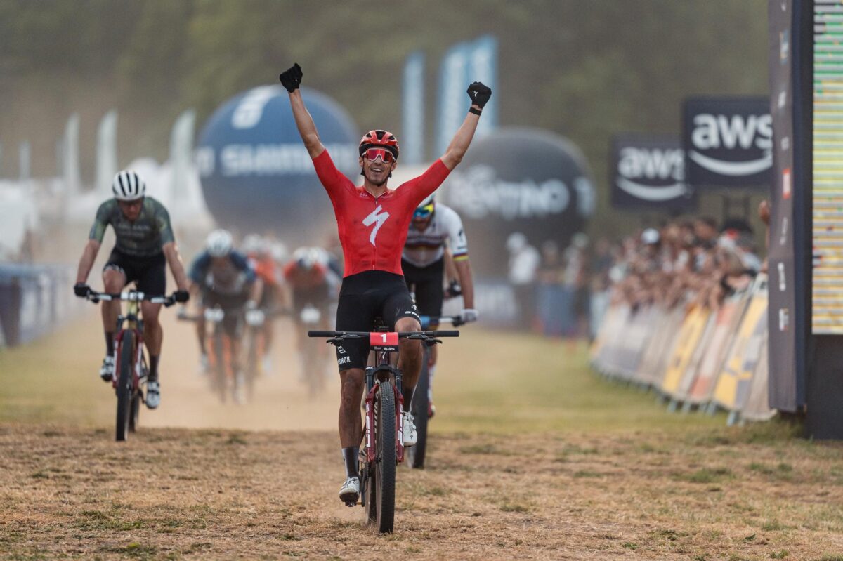Christopher Blevins a braccia alzate sul traguardo di Val di Sole Bikeland (Credits: Giacomo Podetti)