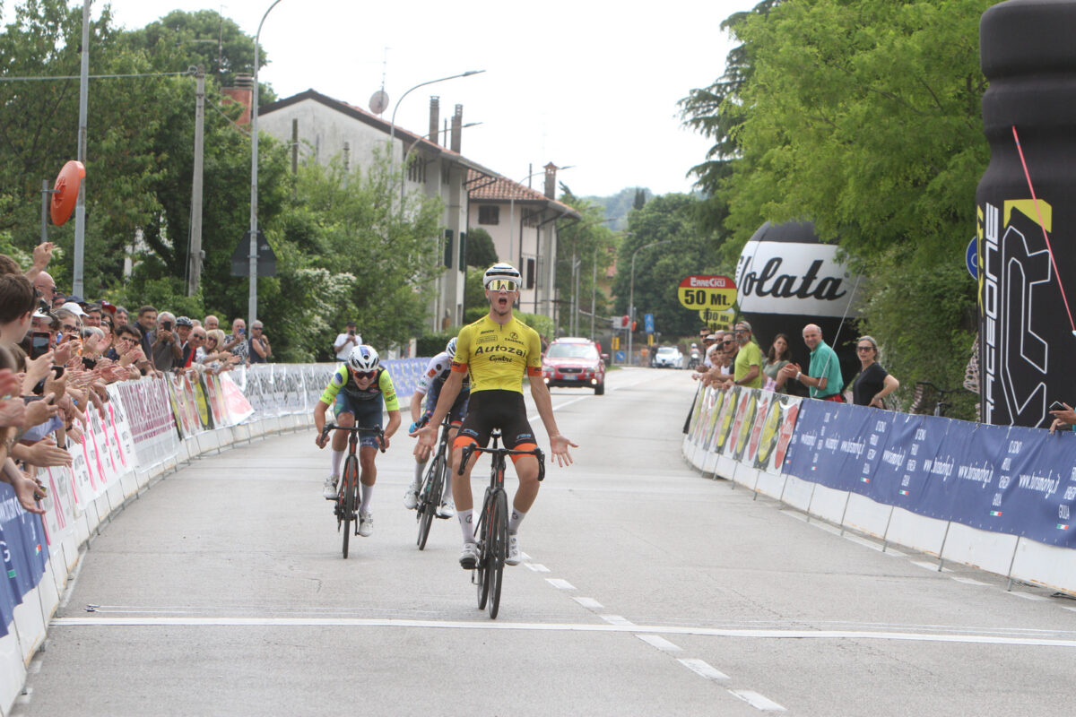 Davide Frigo termina terzo ma conquista la maglia di leader. Tappa vinta da Melsan Idrizi davanti a Mattia Proietti Gagliardoni. fotobolgan