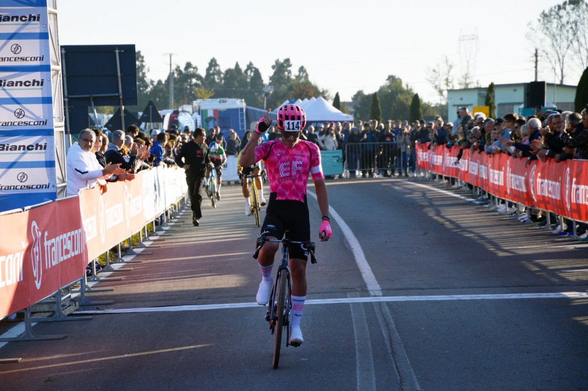 Mattia Agostinacchio vince tra gli Open il GP Cicli Francesconi